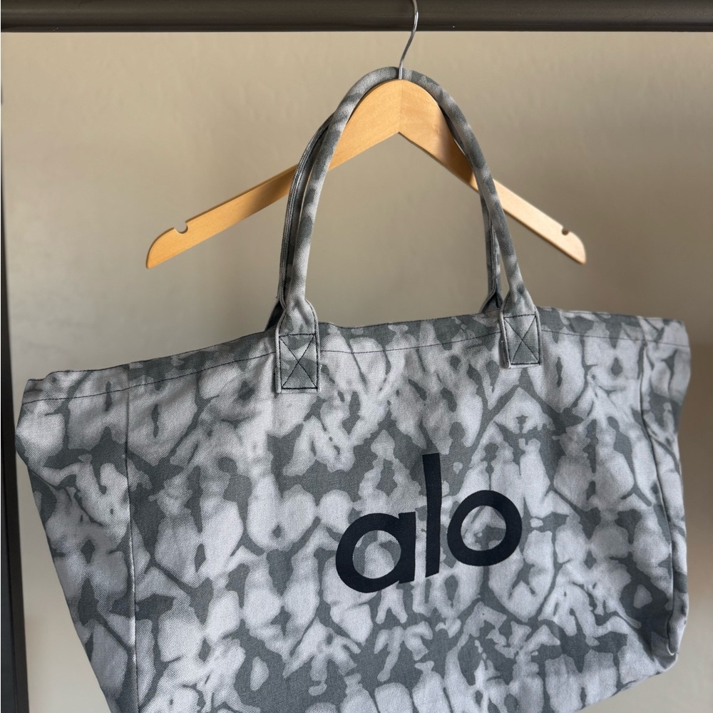 ALO Yoga Gray Geometric Tote Bag